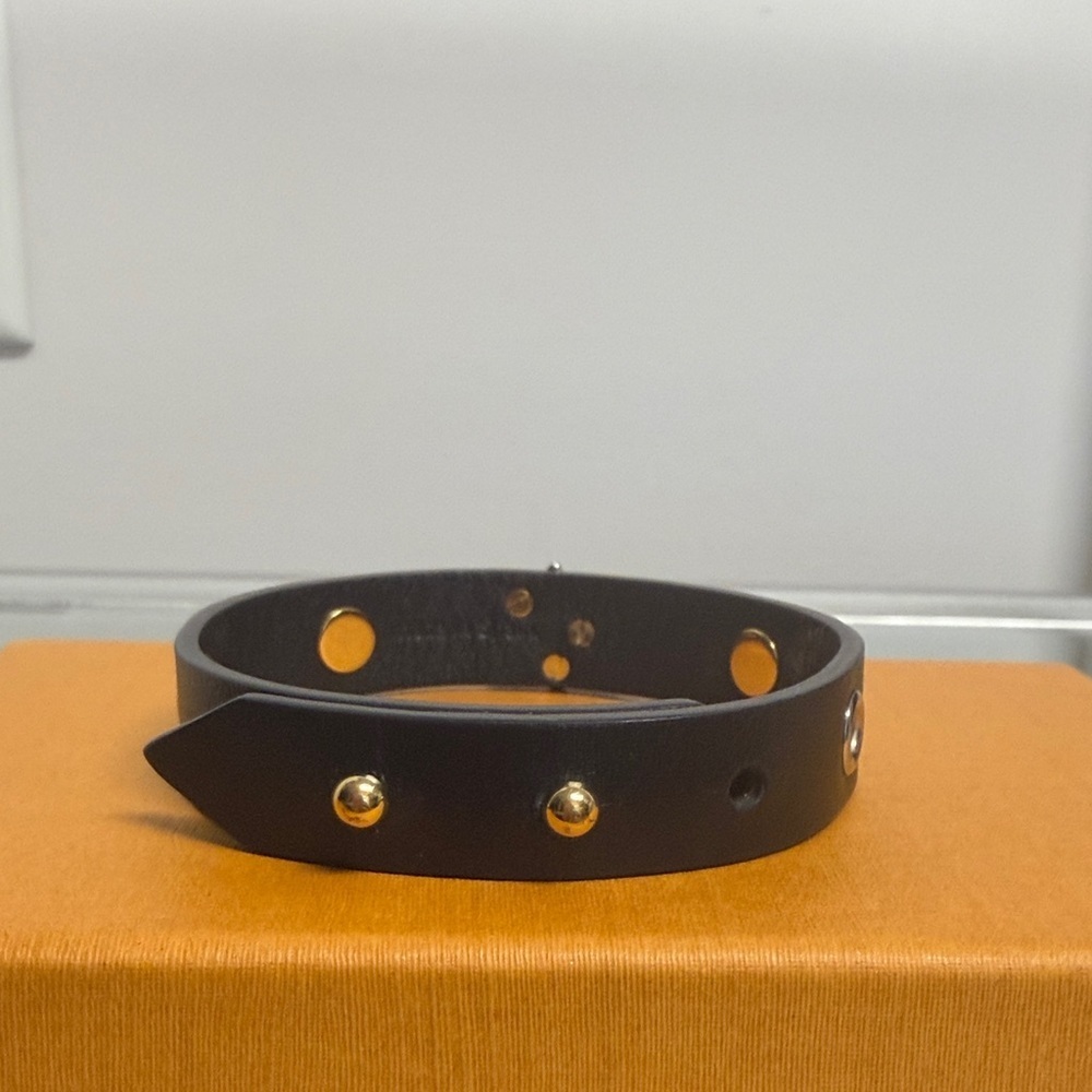 👛Host Pick👛 Louis Vuitton Black and Gold “Twist” Leather Bracelet - Picture 8 of 8
